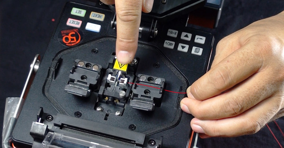 Comment souder deux fibres optiques | PROMAX