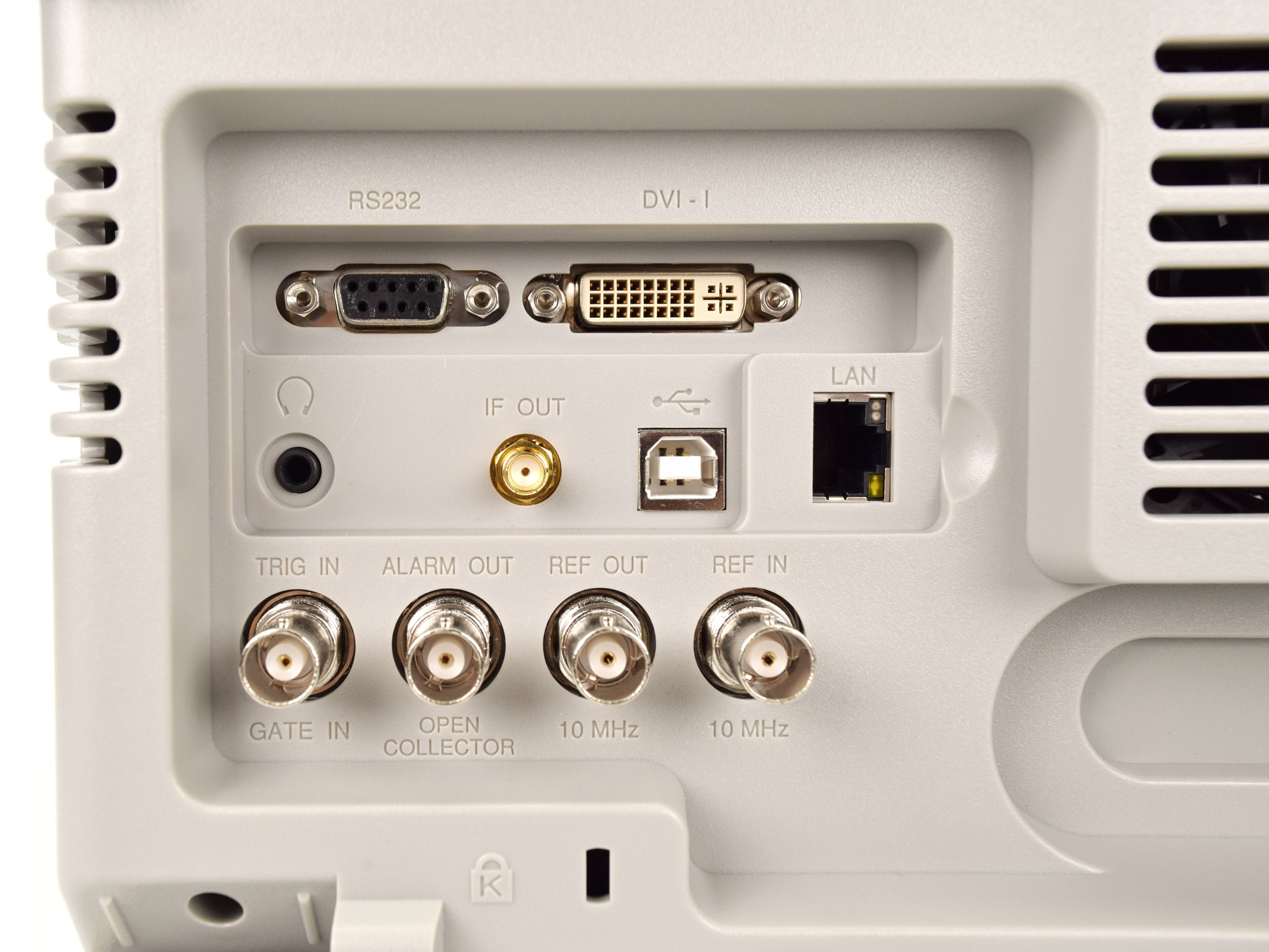 AE-166 / AE-167: Analyseur de spectre 3 GHz avec générateur de tracking